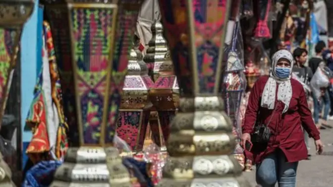 امرأة تمشي في حي الست زينب في القاهرة