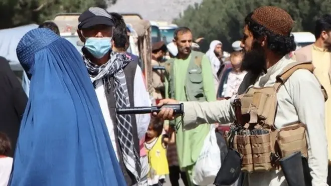 Kabil havaalanı yakınında Taliban militanı