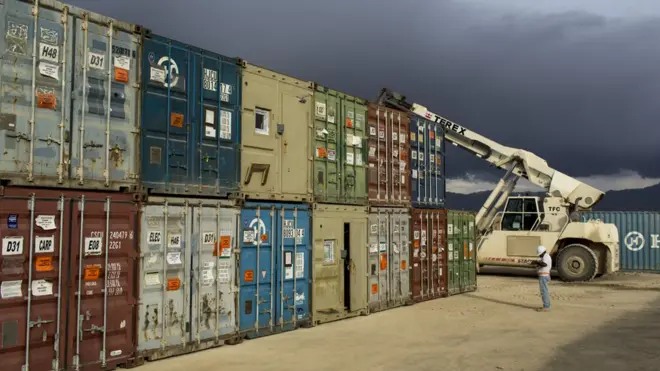 اوسمهال پر هر وارداتي کانتینر له ۱۵۰ زو تر ۴۵۰ زرو افغانیو تعرفه لګول شوې