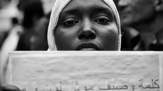 صورة ارشيفية لناشطة تونسية تتظاهر ضد التمييز بلون البشرة