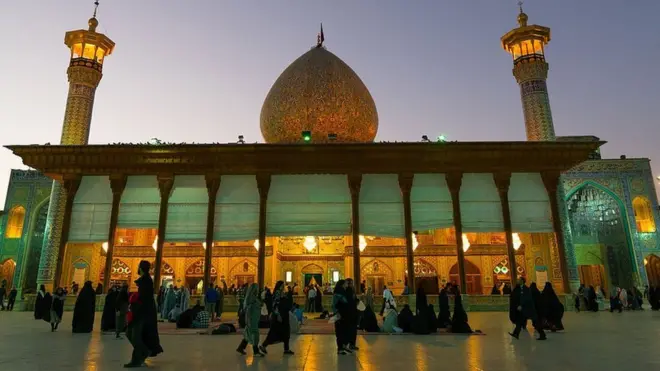 صورة تظهر ضريح شاه جراغ في مدينة شيراز الإيرانية