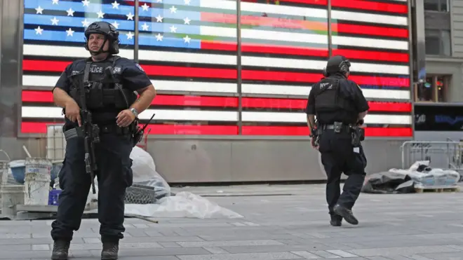 На месте происшествия продолжает работать полиция