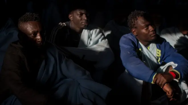 Des jeunes migrants qui sont arrivés en Italie en passant par la méditerranée