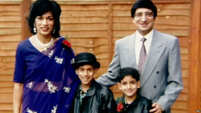 ਰਿਸ਼ੀ ਸੁਨਕ (ਖੱਬੇ ਤੋਂ ਦੂਜਾ) ਆਪਣੇ ਮਾਤਾ-ਪਿਤਾ ਅਤੇ ਭਰਾ ਨਾਲ ਤਸਵੀਰ