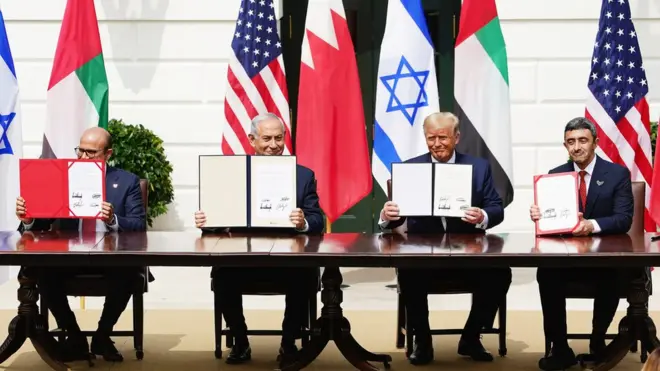 Menlu Bahrain Sheikh Khalid Bin Ahmed Al-Khalifa, PM Israel Benjamin Netanyahu, Presiden AS Donald Trump dan Menlu UEA Sheikh Abdullah bin Zayed bin Sultan Al Nahyan.