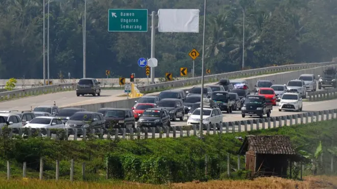 Sejumlah kendaraan pemudik antre di ruas tol Semarang-Salatiga di Gerbang Tol Salatiga, Jawa Tengah, Minggu (10/6). Kepadatan tersebut terjadi akibat ada pengalihan arus dari ruas tol Semarang ke Salatiga, setelah terjadi kemacetan panjang di ruas tol fungsional Salatiga-Solo di wilayah tanjakan Kali Kenteng, Kabupaten Semarang.