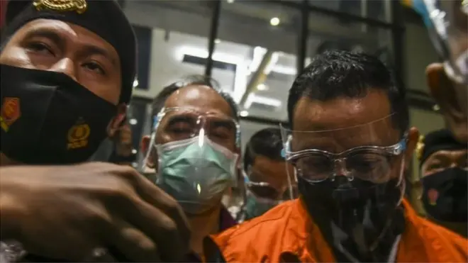 Menteri Sosial Juliari P Batubara berjalan menuju mobil tahanan usai menjalani pemeriksaan di Gedung Komisi Pemberantasan Korupsi (KPK), Jakarta, Minggu (06/12).