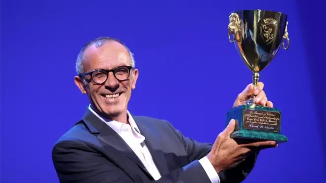 كامل الباشا يحمل جائزته