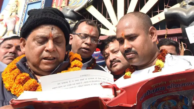 हनुमान मंदिर के सामने नीरज कुमार