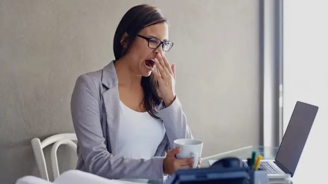 Зевающая женщина