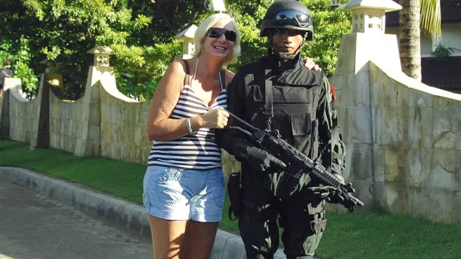 Seorang turis asing berfoto bersama seorang personel militer Indonesia di Denpasar, Bali, 2010 lalu.