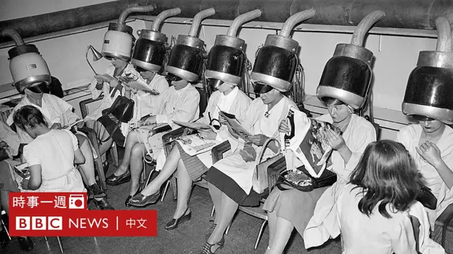 法國巴黎某理髮店的女賓電發區（1944）