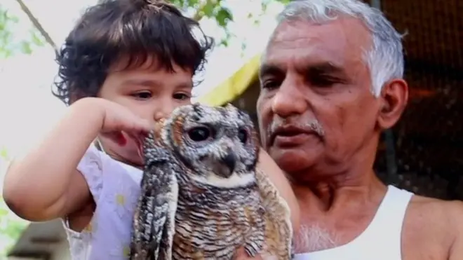 घुबडाला गोंजारताना डॉ. प्रकाश आमटे यांची तिसरी पिढी