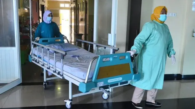 Tenaga kesehatan mendorong brankar dari ruangan bekas isolasi pasien COVID-19 di Rumah Sakit Aisyiyah, Kudus, Jawa Tengah, Kamis (26/8/2021).