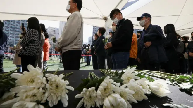 시청역 서울광장에 마련된 이태원 사망자 합동분양소에 시민들의 발길이 이어지고 있다