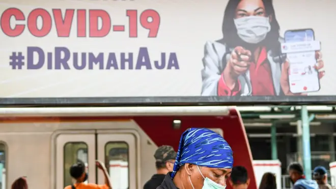 Sejumlah calon penumpang menunggu kedatangan kereta rel listrik (KRL) Commuterline di Stasiun Manggarai, Jakarta, Selasa (14/4). Pada hari kelima Pembatasan Sosial Berskala Besar (PSBB) di Jakarta, penumpang KRL terpantau masih ramai meski sudah berlakunya pembatasan armada dan jam operasional moda transportasi umum.