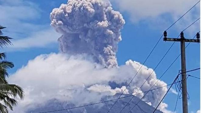 Bandara Bali Dibuka Sesudah Ditutup Akibat Letusan Gunung Agung Bbc