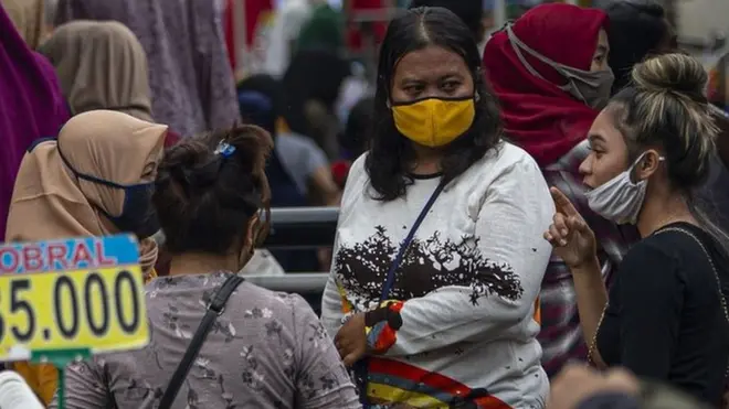 Warga berbelanja pakaian yang dijual pedagang kaki lima di Jalan Jati Baru II, Tanah Abang, Jakarta, Senin (18/05)
