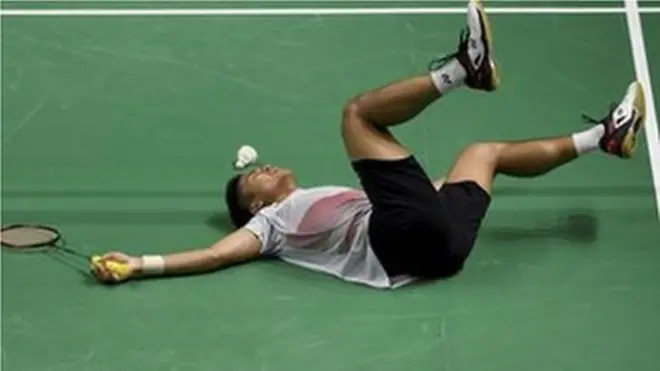 Pebulutangkis Indonesia Anthony Sinisuka Ginting menjatuhkan diri ke lapangan pertandingan usai menundukkan lawannya pebulu tangkis Jepang Kento Momota pada babak kedua nomor perorangan Asian Games 2018 di Istora Senayan, Jakarta, Sabtu (25/8).