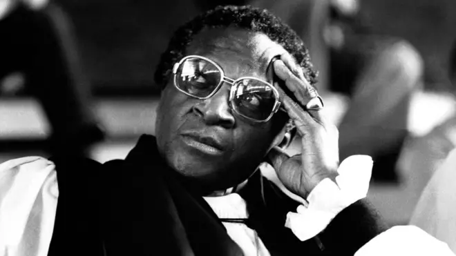 Archbishop Desmond Tutu akipokea tuzo ya Nobel ya amani 1984