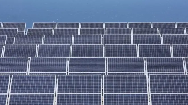 ألواح الطاقة الشمسية فوق أحد المنازل