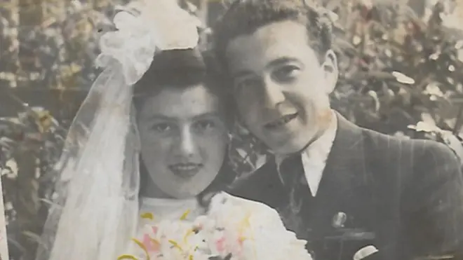 David y Perla se conocieron a través de una de las alambradas de un campo de concentración. Lograron sobrevivir y casarse después de la guerra en Buenos Aires. Foto cortesía de Mónica G. Álvarez.