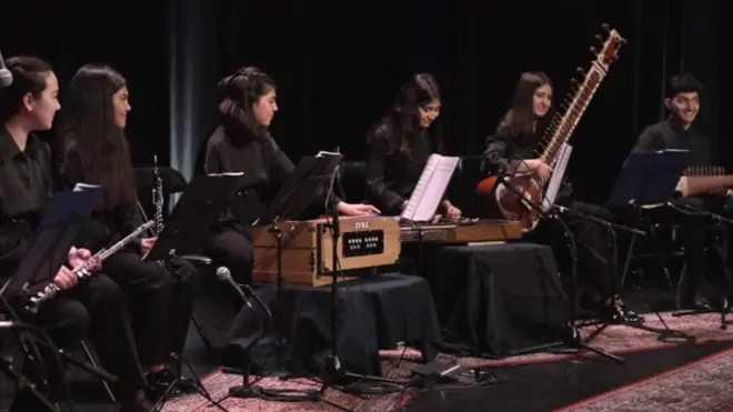 طالبانو د ۲۰۲۱ کال په اګست کې له بیا واکمنېدو وروسته په عام محضر کې د موسیقۍ پر غږولو او اورېدلو بندیز لګولی.