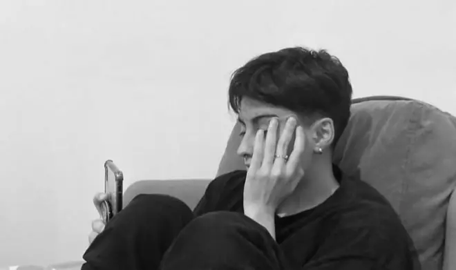 ผู้หญิงนักชันเข่าดูโทรศัพท์