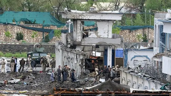 ویڈیو میں دیکھے جانے والے مناظر کے مطابق امریکی ساختہ عسکری گاڑی ایک کمپاؤنڈ میں داخل ہوتی ہے اور زور دار دھماکے سے پھٹ جاتی ہے۔