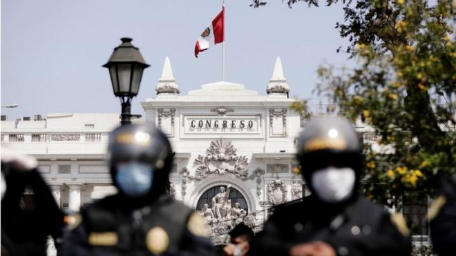 Unos policías custodian la sede del Congreso de Perú.