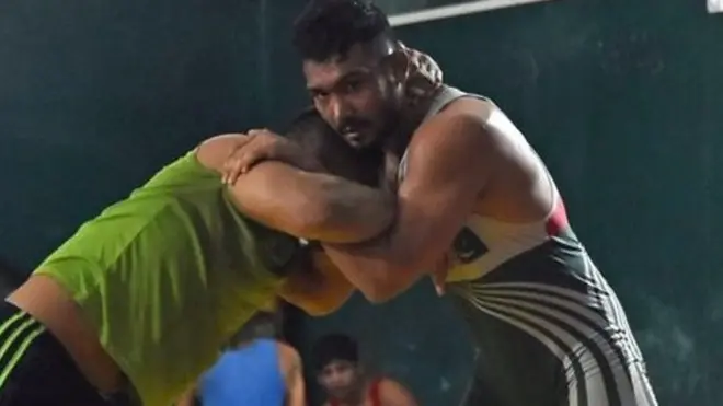 پہلوان محمد انعام بٹ کا تعلق گوجرانوالہ سے ہے اور حال ہی میں انھوں نے آسٹریلیا میں منعقدہ کامن ویلتھ گیمز میں کشتی کے مقابلوں میں سونے کا تمغہ حاصل کیا