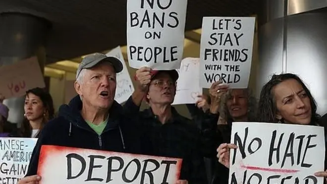 Larangan perjalanan yang dikeluarkan Trump telah berujung pada protes massal dan kebingungan di bandara-bandara AS.