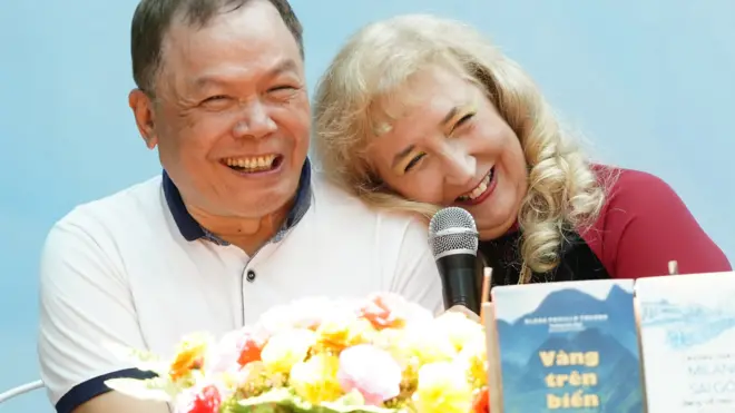 Nhà văn Trương Văn Dân và vợ, bà Itala Elena Pucillo
