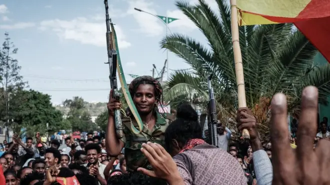 احتفل المواطنون في ميكيلي عاصمة إقليم تيغراي شمالي إثيوبيا بانتصار قوات المتمردين التي استعادت المدينة في هجوم سريع يوم الاثنين