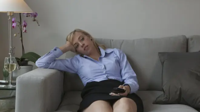 Mujer cansada en el sofá