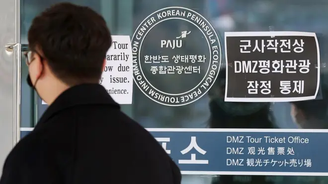 27일 경기도 파주시 임진각 한반도 생태평화 종합관광센터에 북한의 무인기 침범으로 인한 DMZ평화관광 잠정 중단을 알리는 안내문이 붙어 있다