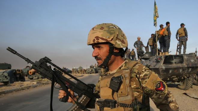 Un combatiente iraquí con su arma larga