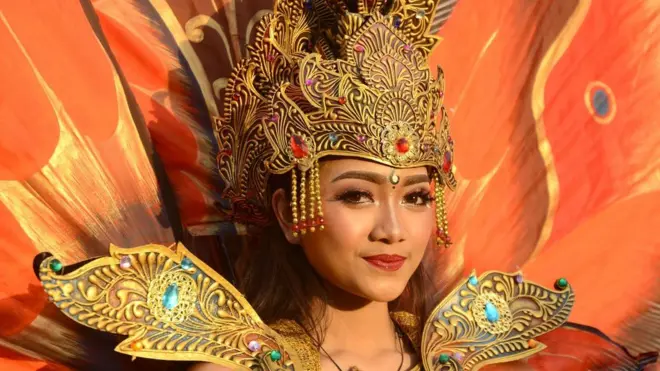 印尼语是印度尼西亚的官方语言，但很少有人用其标准形式说话（图为身穿传统服装的印尼巴厘岛妇女）。