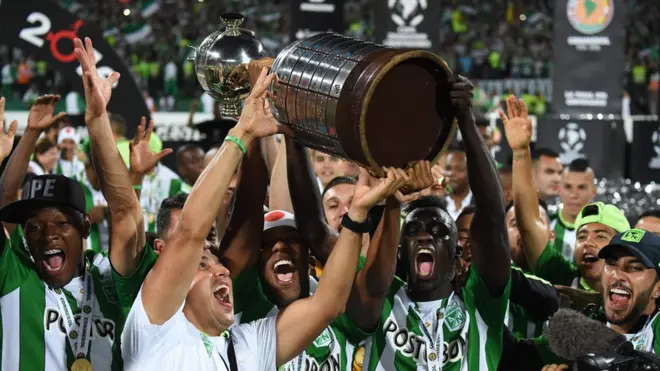 Atlético Nacional levantó por segunda ocasión en su historia el trofeo de la Copa Libertadores, luego de vencer como local al Independiente del Valle.