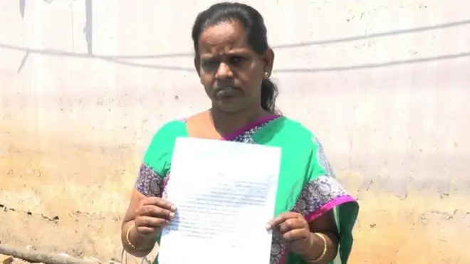 ప్రభుత్వం తనకు పంపిన నోటీసులను చూపిస్తున్న విశాఖ వాసి