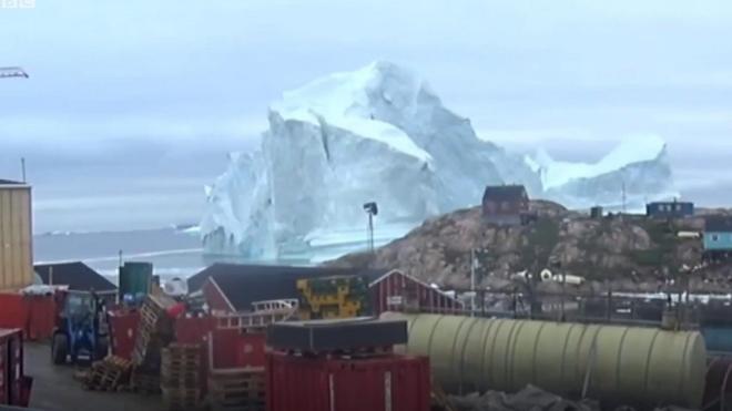 Танення айсберга загрожує селу в Гренландії.