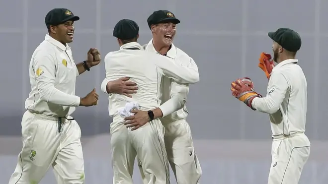 آسٹریلیا کی جانب سے ہیزل وڈ نے دو، مچل سٹارک اور جیکسن برڈ نے ایک، ایک کھلاڑی کو آؤٹ کیا