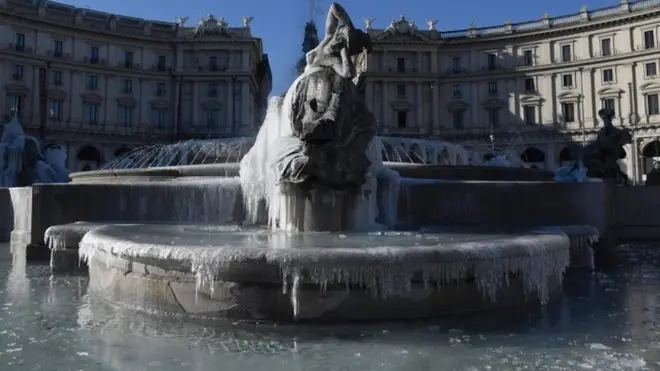Roma'nın bazı ünlü çeşmeleri buz tuttu