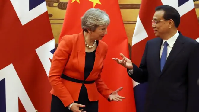 梅首相与中国总理李克强举行会谈。