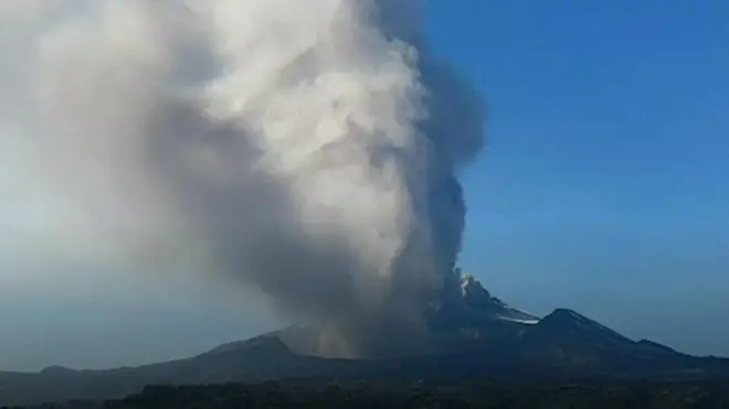 اندلع البركان الأكثر نشاطًا في أوروبا يوم الاثنين وأفاد المسؤولون عن وقوع أكثر من 130 زلزالًا تقريبًا.