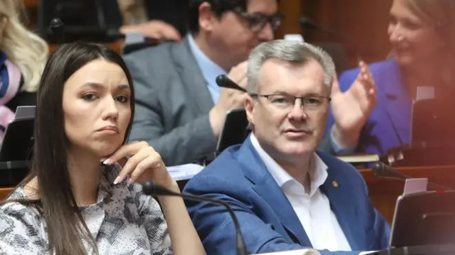 Poslanici vladajuće SNS