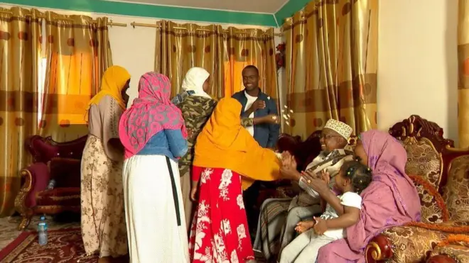 Suldaan Axmed waa Aabe dhalay 16 carruur ah