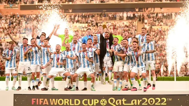 ميسي ورفاقه يحملون كأس العالم في قطر 2022