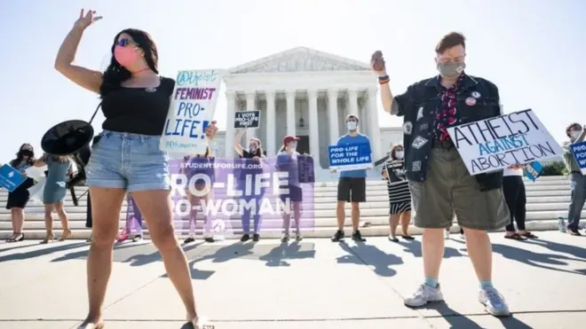 Activistas antiaborto frente a la Corte Suprema.