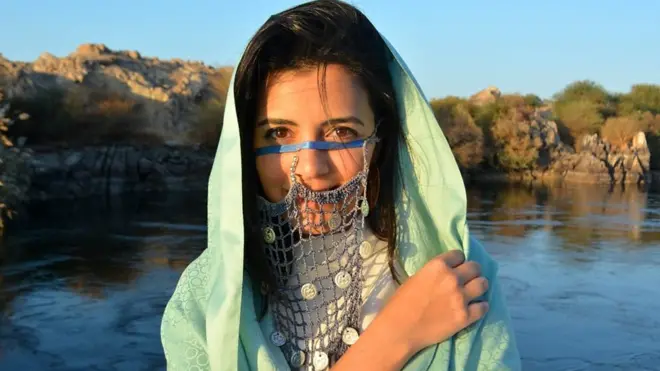 زوجان مصريان يحاولان مساعدة السياحة عن طريق التقاط صور جذابة لمعالم سياحية عديدة ونشرها علي مواقع التواصل الاجتماعي